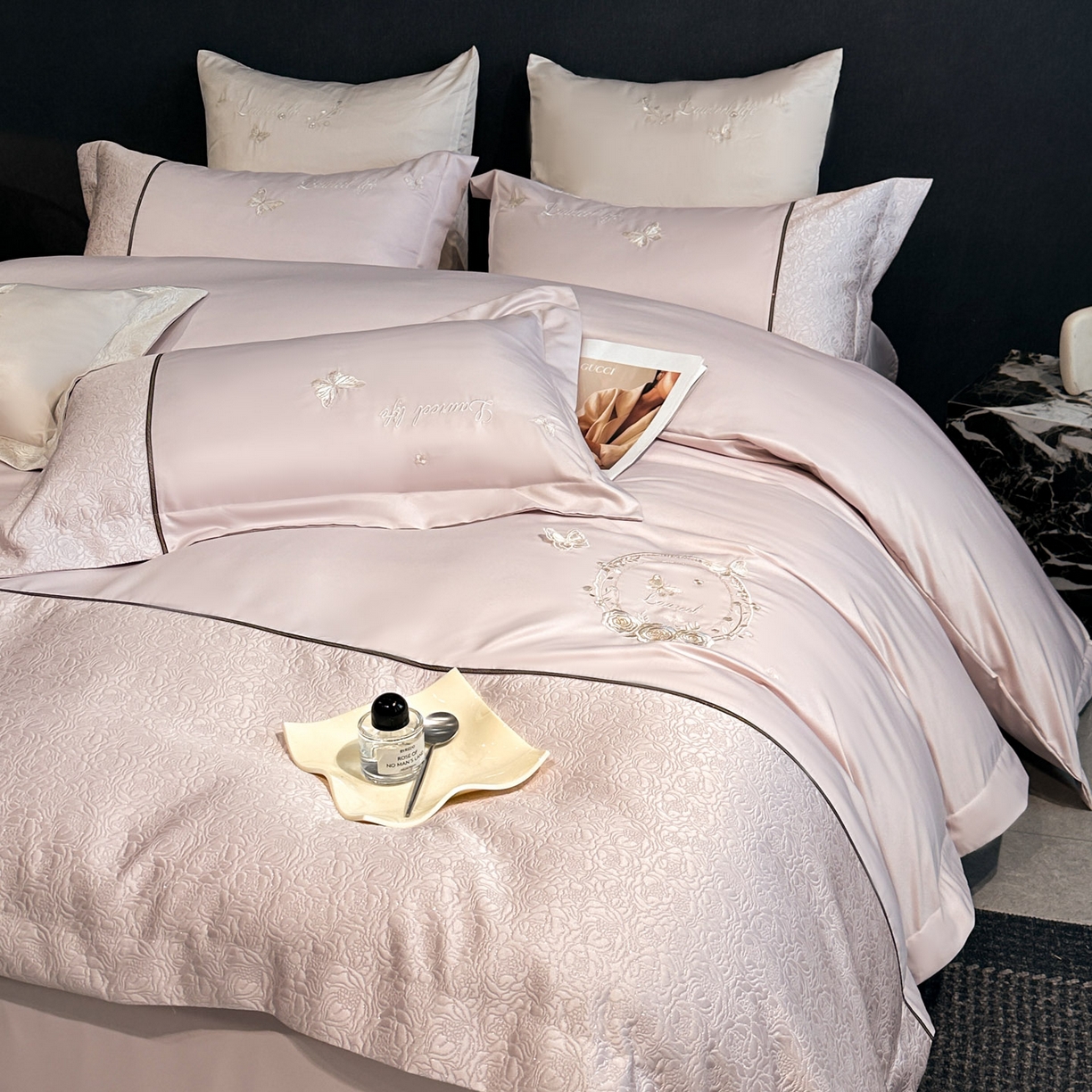 91家纺网 家纺一手货源 找家纺 （总）七七家纺 2026新款浮雕亲肤棉刺绣四件套-迪拉系列