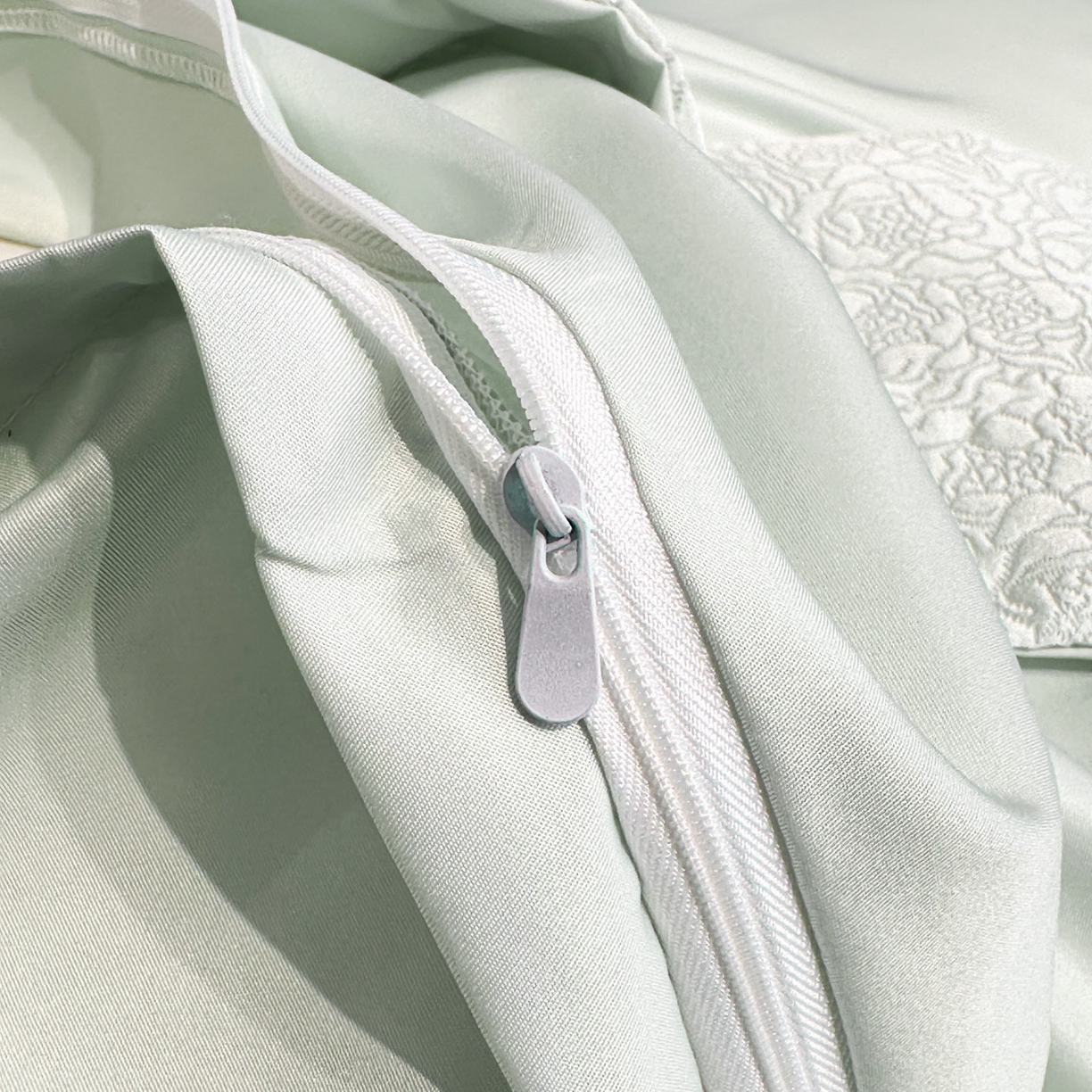 91家纺网 家纺一手货源 找家纺 七七家纺 2026新款浮雕亲肤棉刺绣四件套-迪拉系列 迪拉-嫩绿