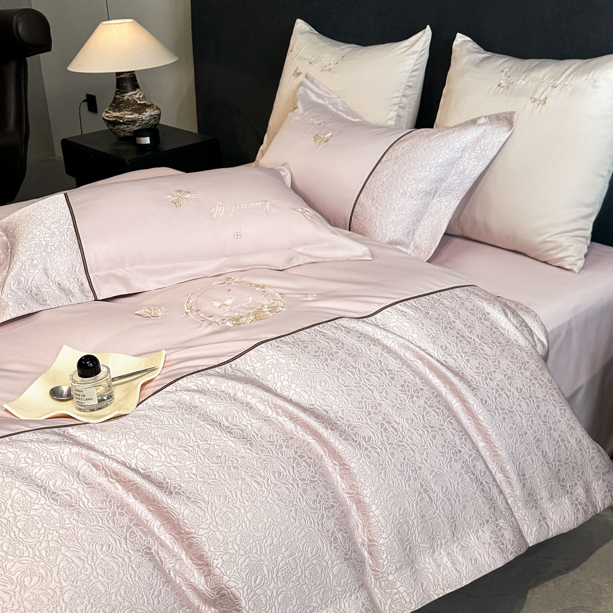 91家纺网 家纺一手货源 找家纺 七七家纺 2026新款浮雕亲肤棉刺绣四件套-迪拉系列 迪拉-浅粉