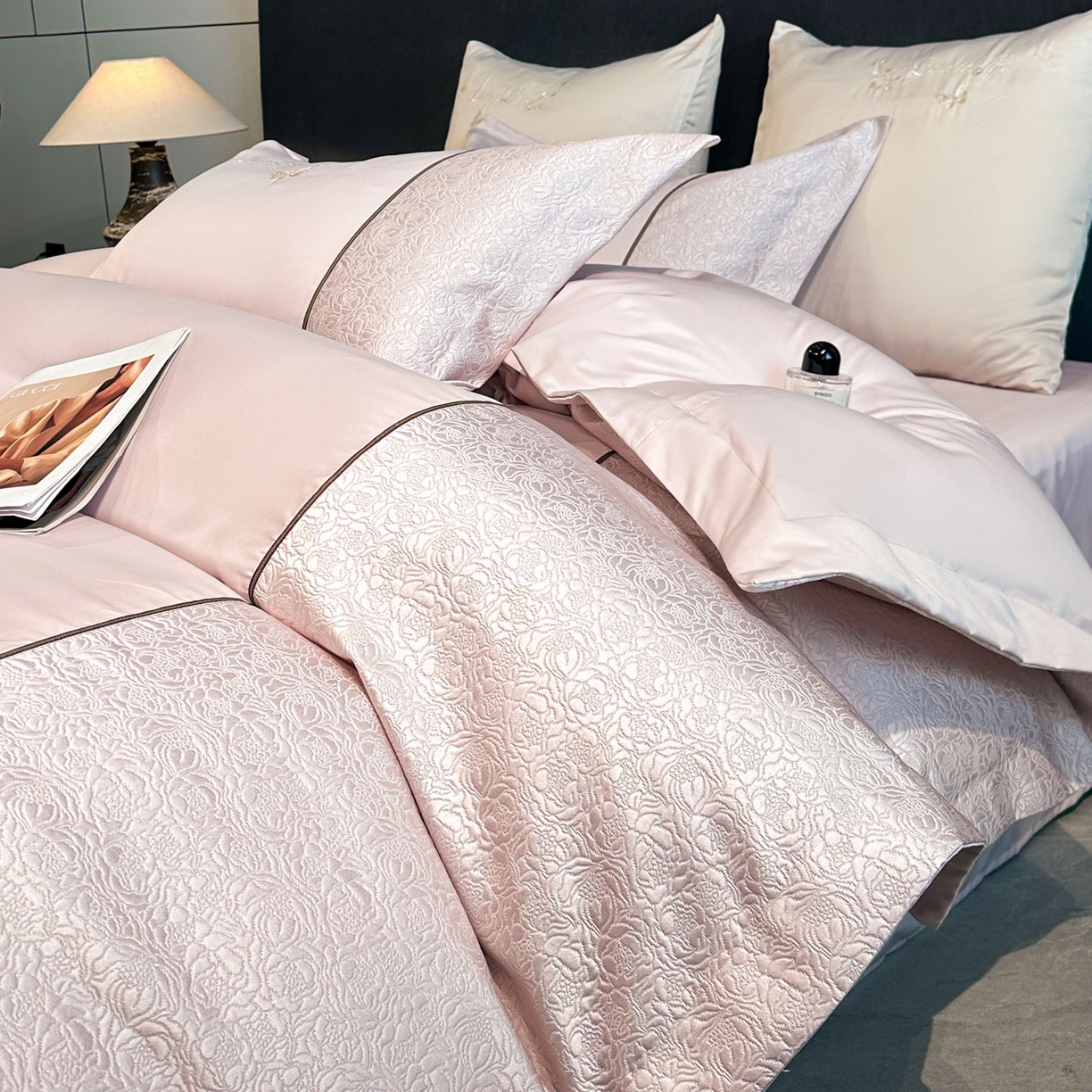 91家纺网 家纺一手货源 找家纺 七七家纺 2026新款浮雕亲肤棉刺绣四件套-迪拉系列 迪拉-浅粉