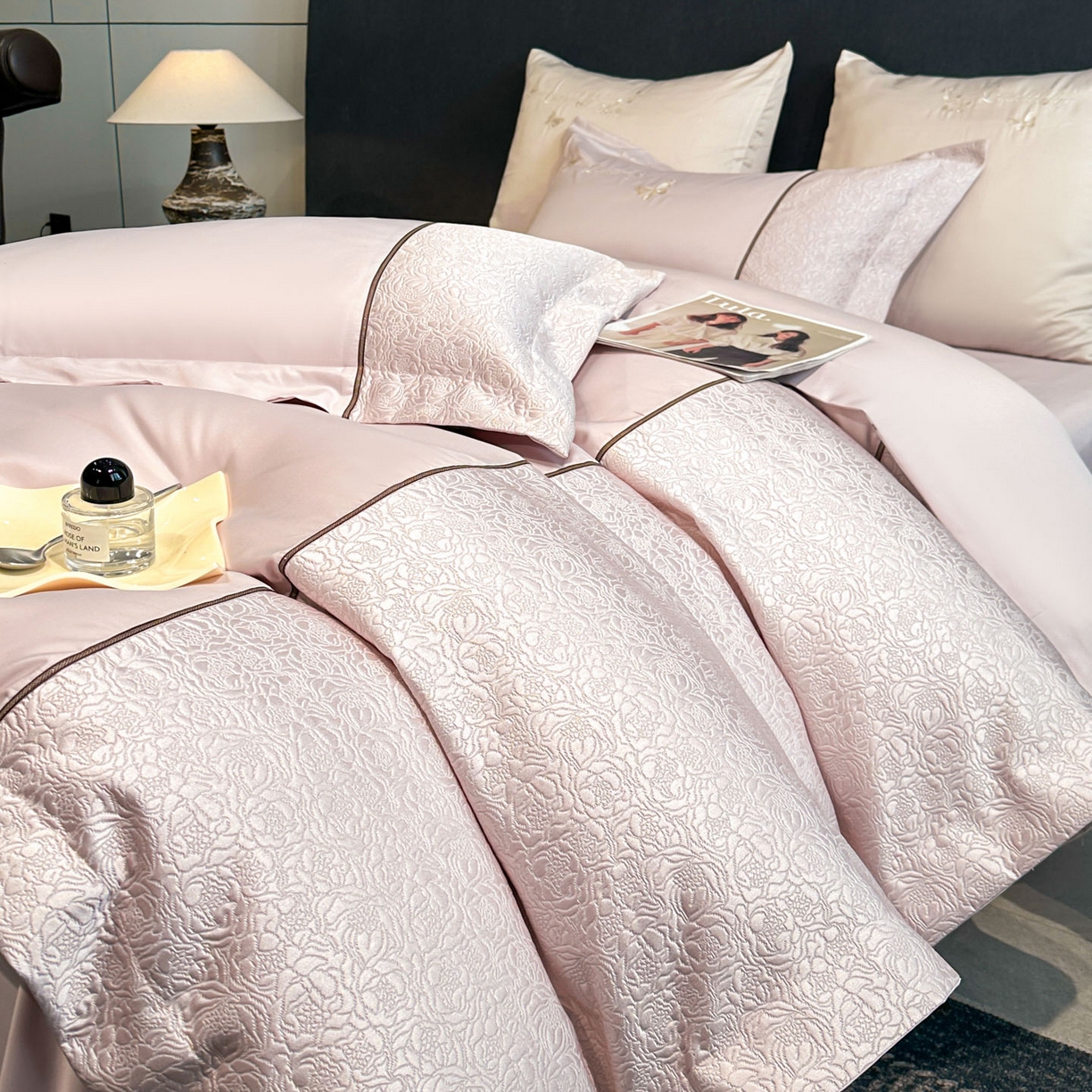 91家纺网 家纺一手货源 找家纺 七七家纺 2026新款浮雕亲肤棉刺绣四件套-迪拉系列 迪拉-浅粉