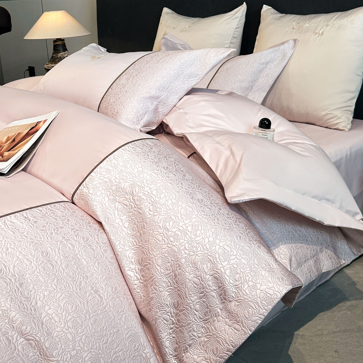 91家纺网 家纺一手货源 找家纺 七七家纺 2026新款浮雕亲肤棉刺绣四件套-迪拉系列 迪拉-浅粉