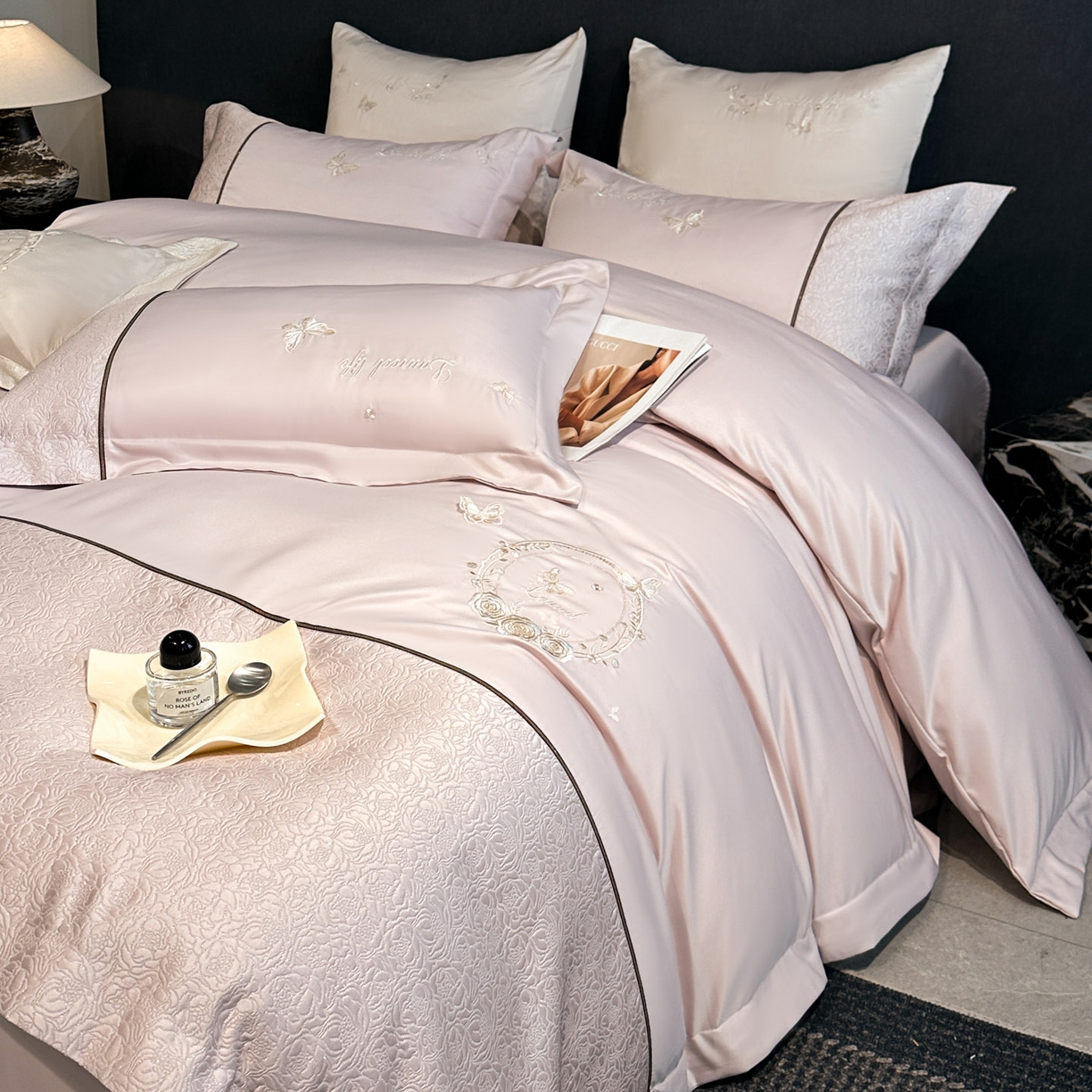 91家纺网 家纺一手货源 找家纺 七七家纺 2026新款浮雕亲肤棉刺绣四件套-迪拉系列 迪拉-浅粉