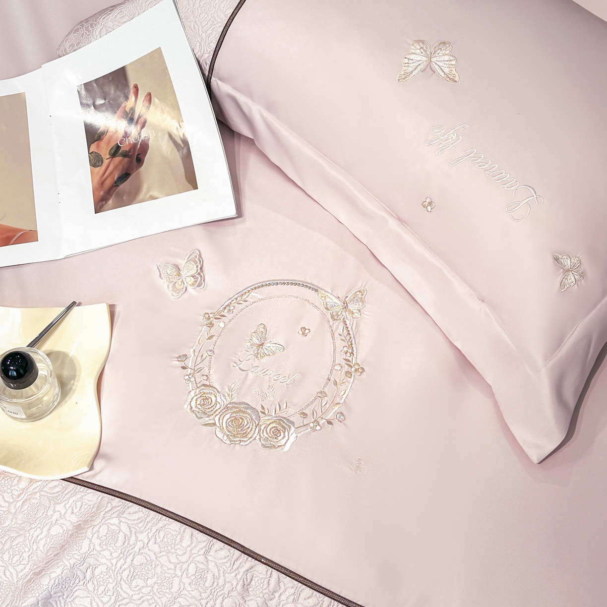 91家纺网 家纺一手货源 找家纺 七七家纺 2026新款浮雕亲肤棉刺绣四件套-迪拉系列 迪拉-浅粉