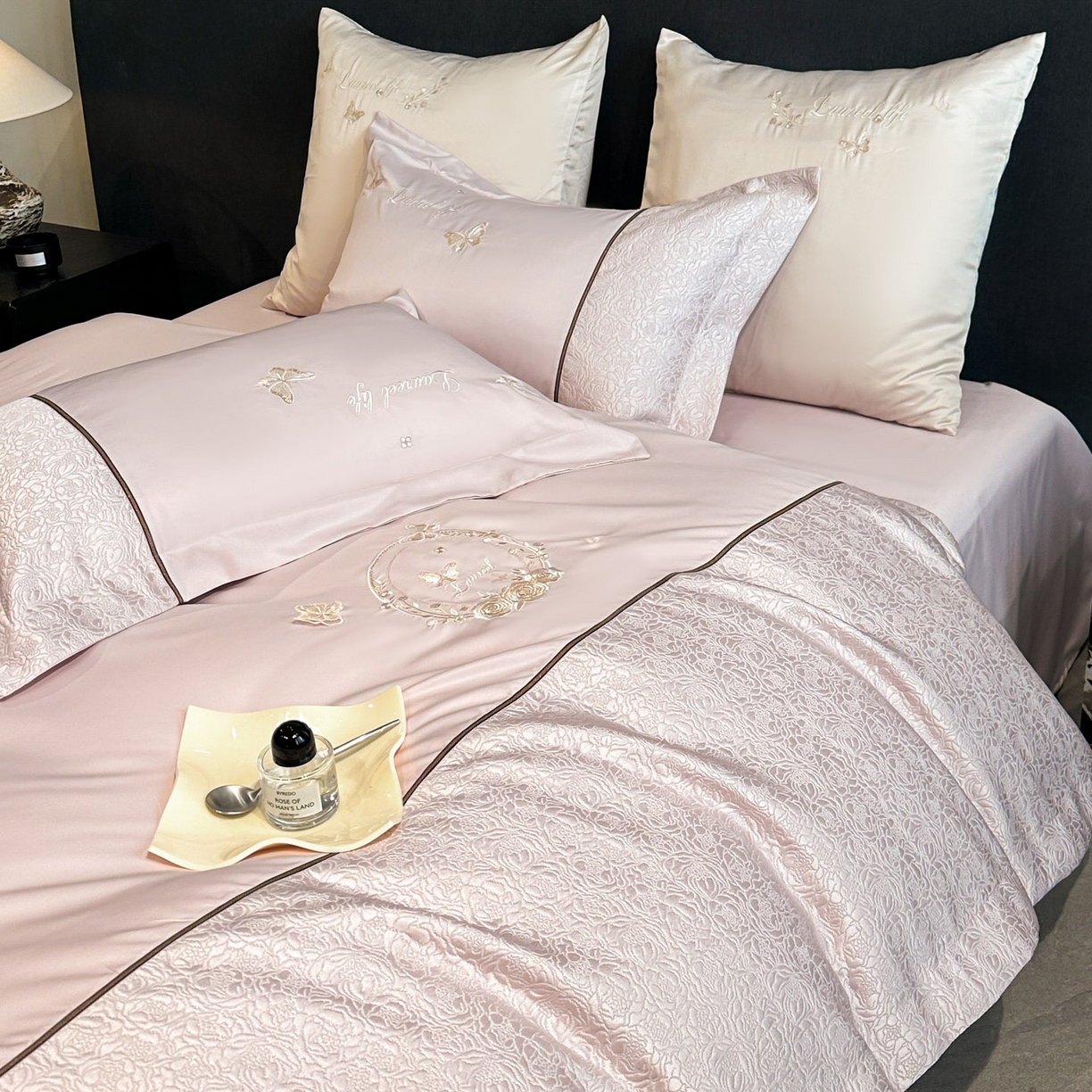 91家纺网 家纺一手货源 找家纺 七七家纺 2026新款浮雕亲肤棉刺绣四件套-迪拉系列 迪拉-浅粉