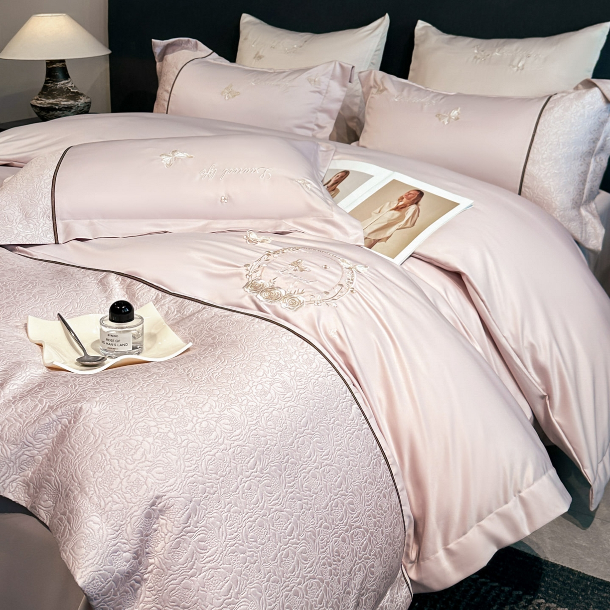 91家纺网 家纺一手货源 找家纺 七七家纺 2026新款浮雕亲肤棉刺绣四件套-迪拉系列 迪拉-浅粉