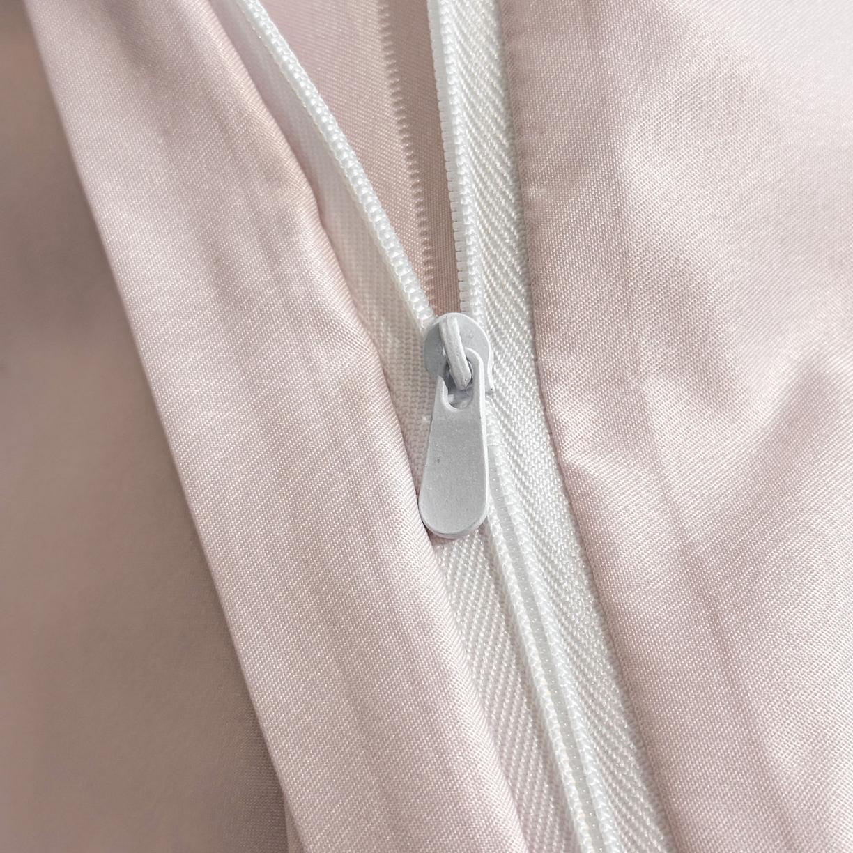 91家纺网 家纺一手货源 找家纺 七七家纺 2026新款浮雕亲肤棉刺绣四件套-迪拉系列 迪拉-浅粉