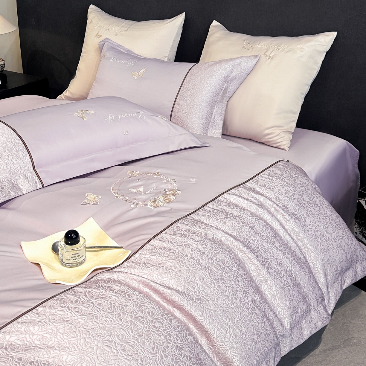 91家纺网 家纺一手货源 找家纺 七七家纺 2026新款浮雕亲肤棉刺绣四件套-迪拉系列 迪拉-浅紫
