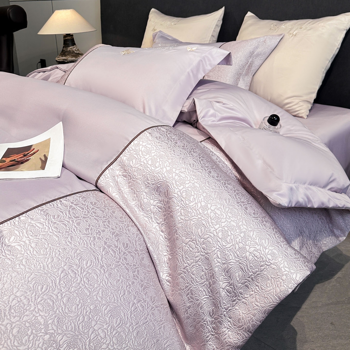 91家纺网 家纺一手货源 找家纺 七七家纺 2026新款浮雕亲肤棉刺绣四件套-迪拉系列 迪拉-浅紫