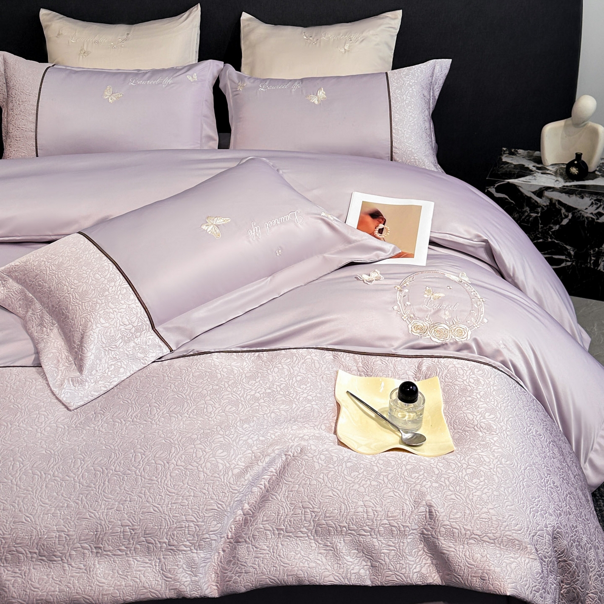 91家纺网 家纺一手货源 找家纺 七七家纺 2026新款浮雕亲肤棉刺绣四件套-迪拉系列 迪拉-浅紫