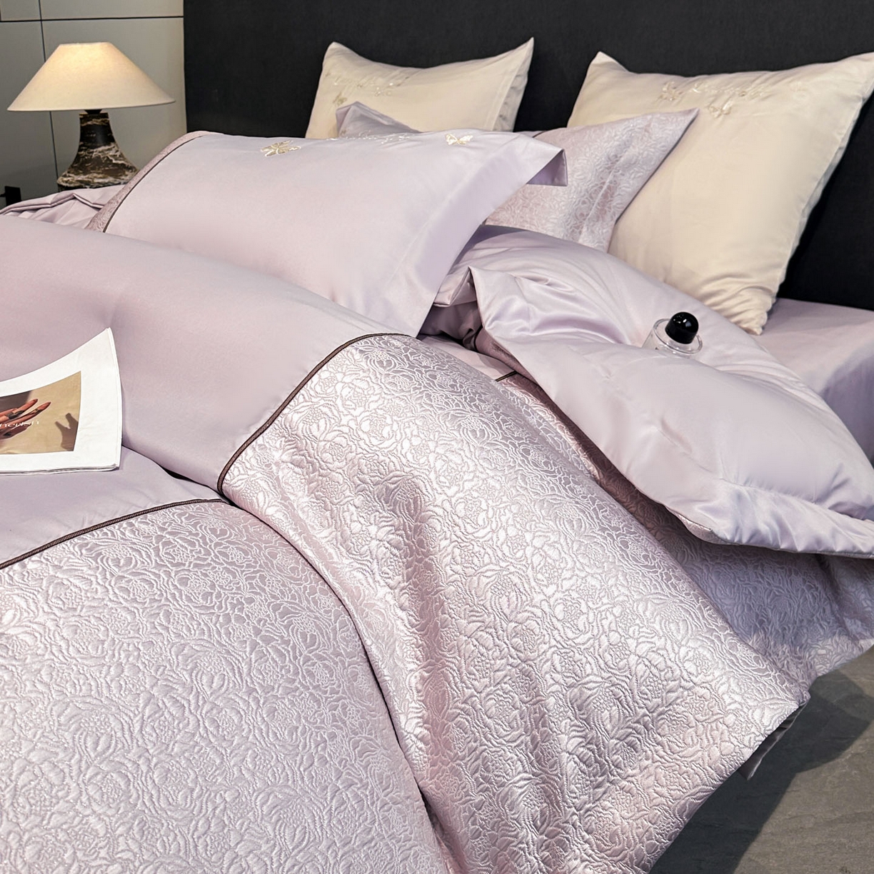 91家纺网 家纺一手货源 找家纺 七七家纺 2026新款浮雕亲肤棉刺绣四件套-迪拉系列 迪拉-浅紫