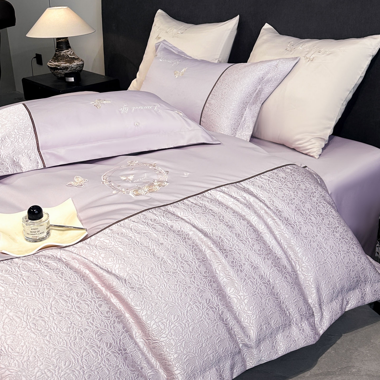 91家纺网 家纺一手货源 找家纺 七七家纺 2026新款浮雕亲肤棉刺绣四件套-迪拉系列 迪拉-浅紫