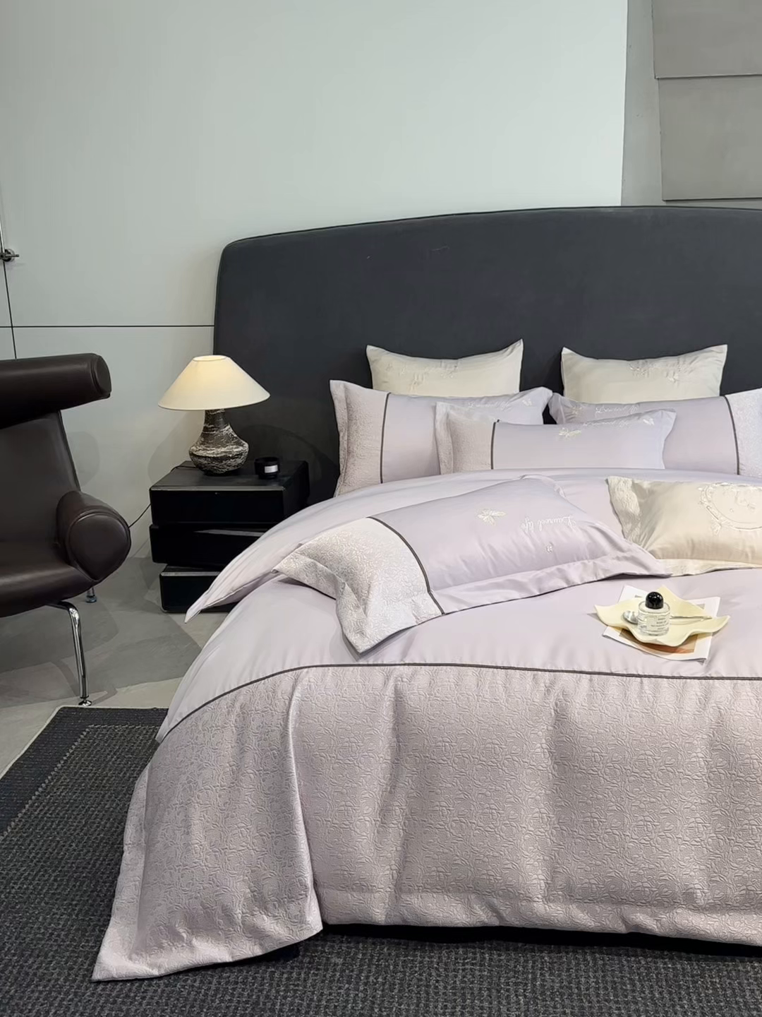 91家纺网 家纺一手货源 找家纺 七七家纺 2026新款浮雕亲肤棉刺绣四件套-迪拉系列 迪拉-浅紫