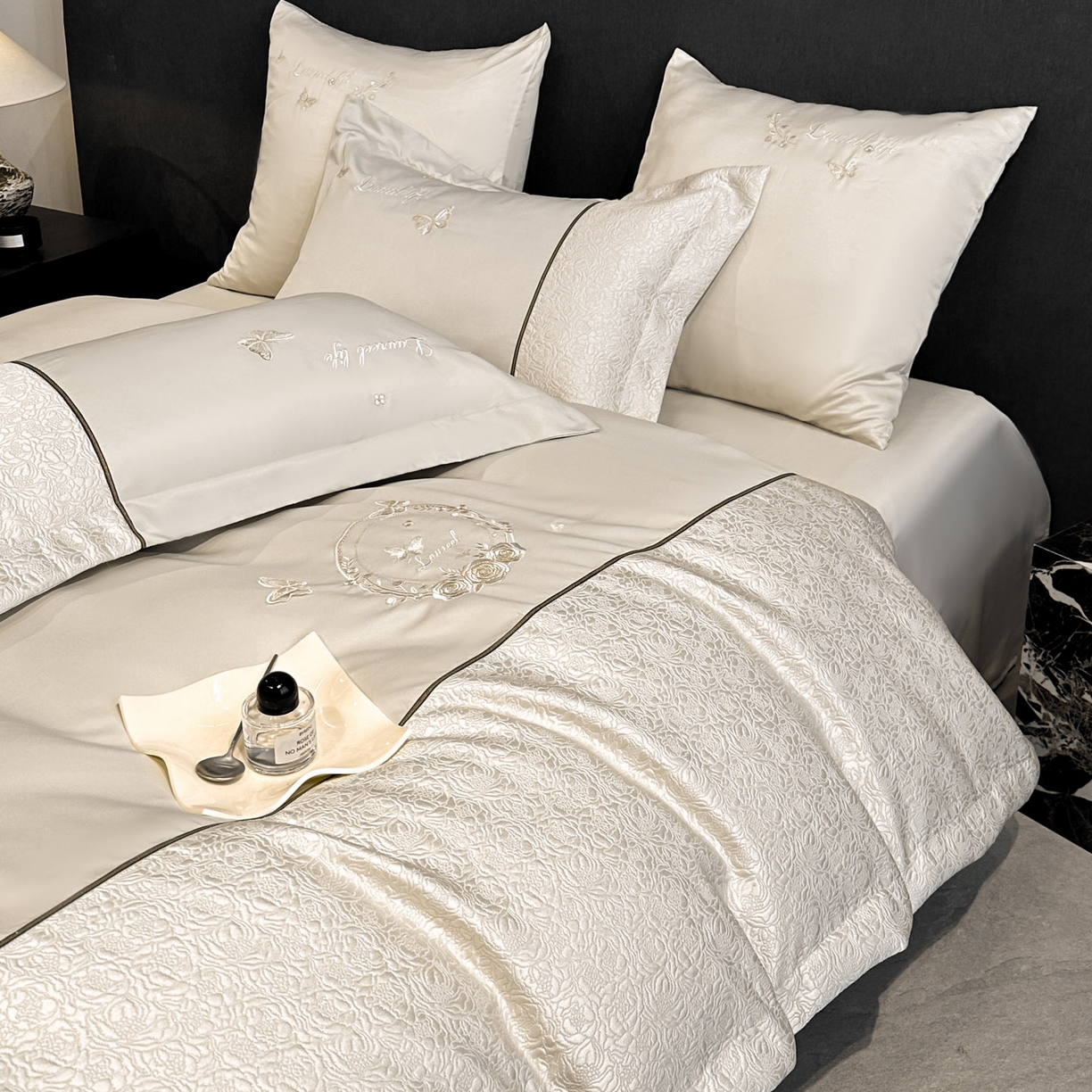 91家纺网 家纺一手货源 找家纺 七七家纺 2026新款浮雕亲肤棉刺绣四件套-迪拉系列 迪拉-香槟