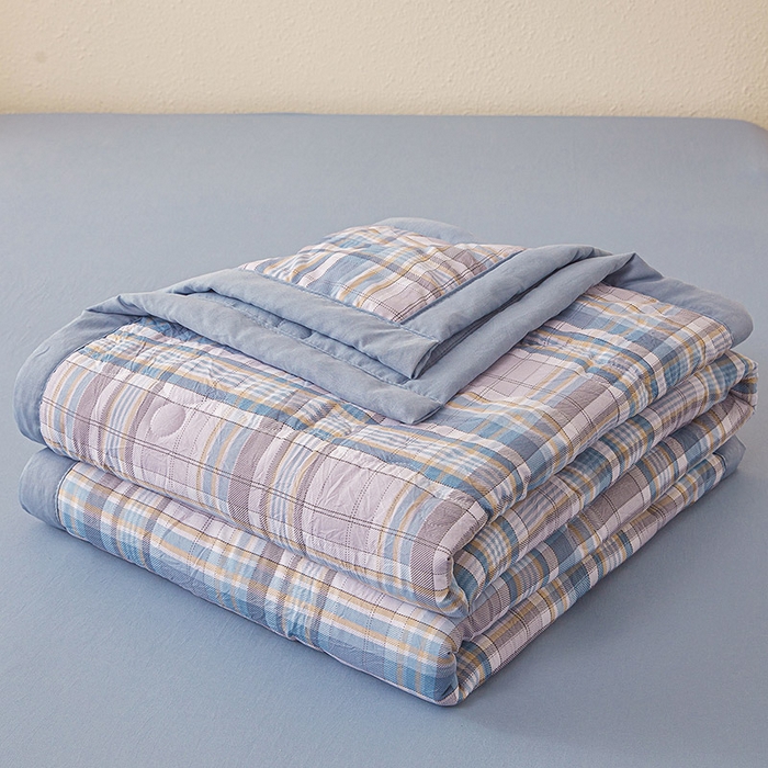 91家纺网 家纺一手货源 找家纺 西域种棉人 2026新款A类新疆棉花夏凉被加宽包边水洗棉无印格子印花吸湿透气棉花夏被空调被 格子蓝