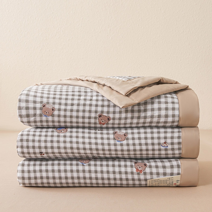 91家纺网 家纺一手货源 找家纺 西域种棉人 2026新款A类新疆棉花夏凉被加宽包边水洗棉无印格子印花吸湿透气棉花夏被空调被 格子熊