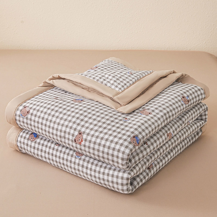 91家纺网 家纺一手货源 找家纺 西域种棉人 2026新款A类新疆棉花夏凉被加宽包边水洗棉无印格子印花吸湿透气棉花夏被空调被 格子熊