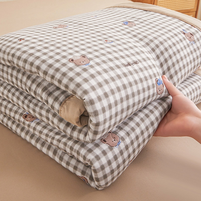 91家纺网 家纺一手货源 找家纺 西域种棉人 2026新款A类新疆棉花夏凉被加宽包边水洗棉无印格子印花吸湿透气棉花夏被空调被 格子熊