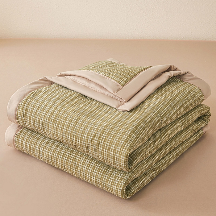 91家纺网 家纺一手货源 找家纺 西域种棉人 2026新款A类新疆棉花夏凉被加宽包边水洗棉无印格子印花吸湿透气棉花夏被空调被 小格绿