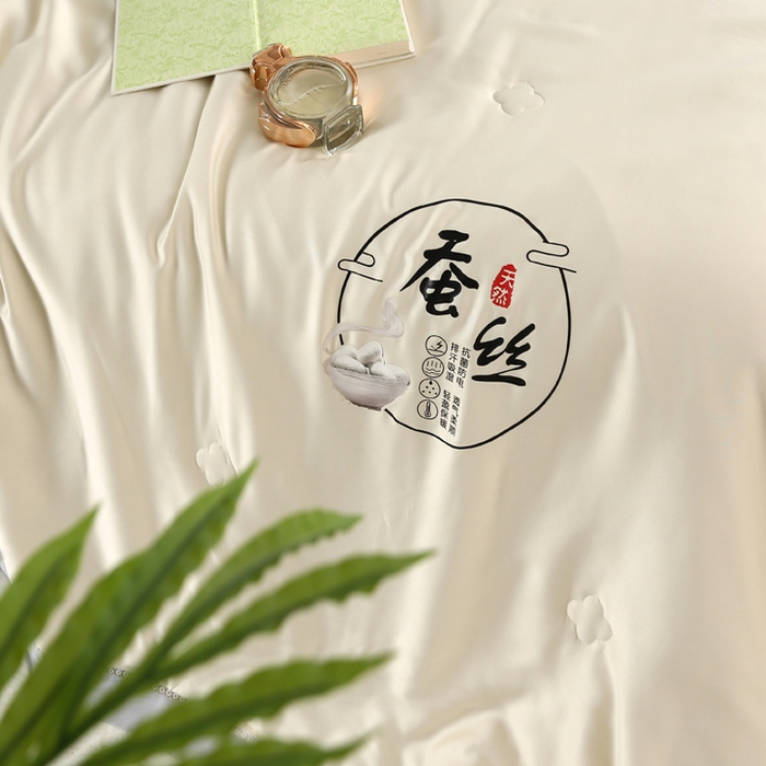 91家纺网 家纺一手货源 找家纺 薇玛仕 2026春夏新款镂空款60天丝莱赛尔蚕丝纯色夏凉被空调被 乳白