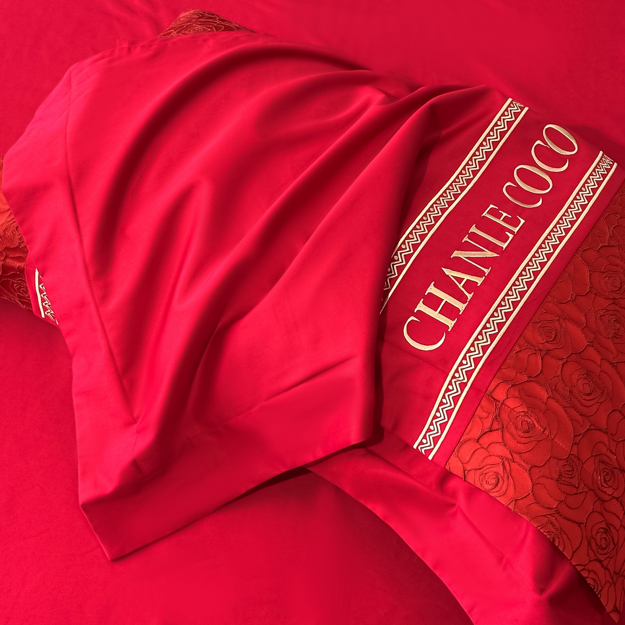 91家纺网 家纺一手货源 找家纺 置顶家纺 2026新款香芙亲肤提花刺绣四件套 香芙-大红