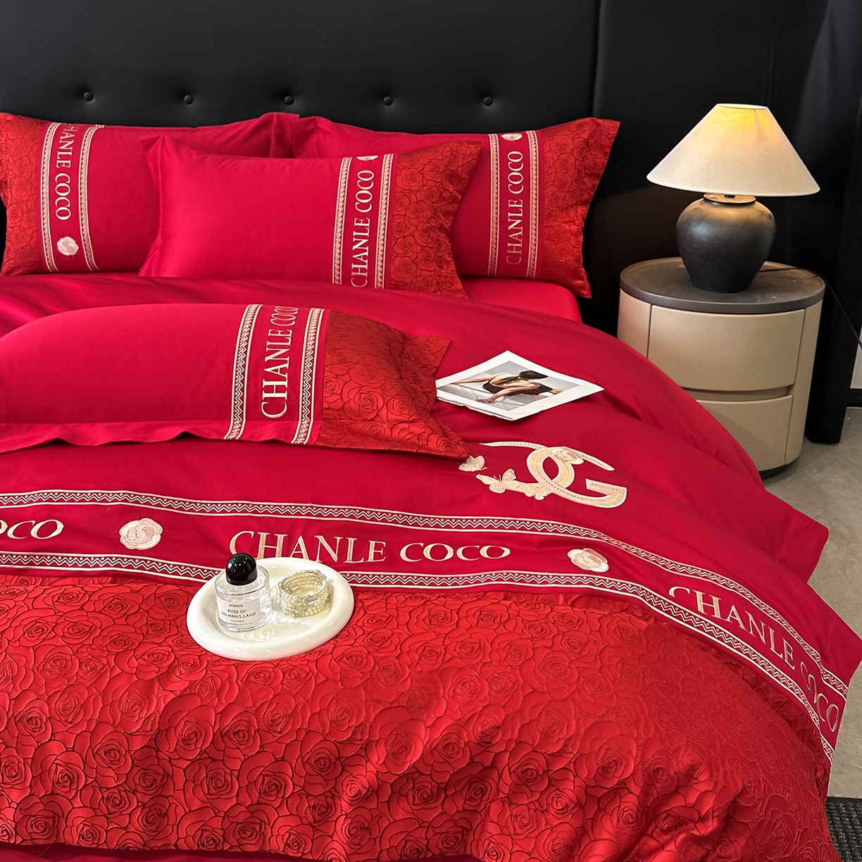 91家纺网 家纺一手货源 找家纺 置顶家纺 2026新款香芙亲肤提花刺绣四件套 香芙-大红