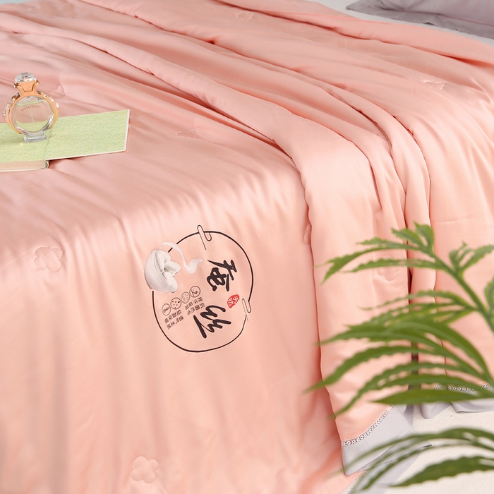 91家纺网 家纺一手货源 找家纺 薇玛仕 2026春夏新款镂空款60天丝莱赛尔蚕丝纯色夏凉被空调被 西柚粉