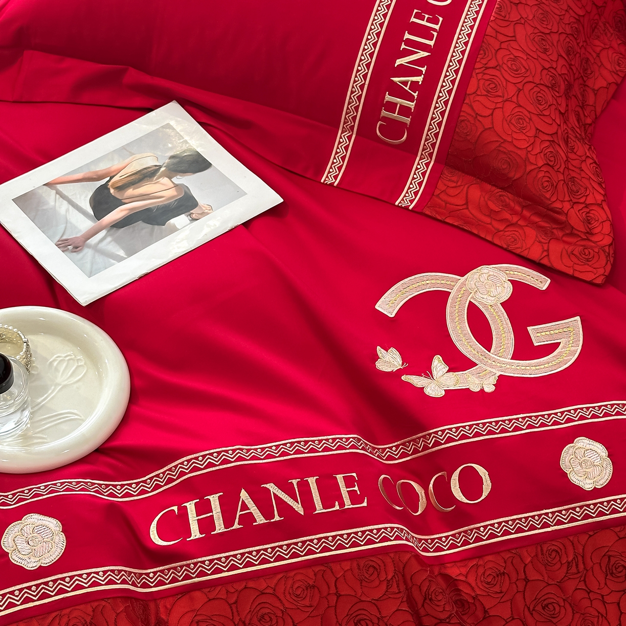 91家纺网 家纺一手货源 找家纺 置顶家纺 2026新款香芙亲肤提花刺绣四件套 香芙-大红