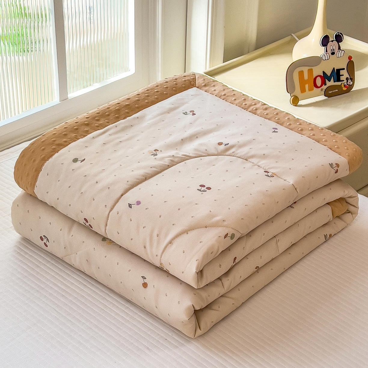 91家纺网 家纺一手货源 找家纺 斯尔顿 2026新款印花夏凉豆豆夏被手工包边被子被芯儿童 奶杏樱桃