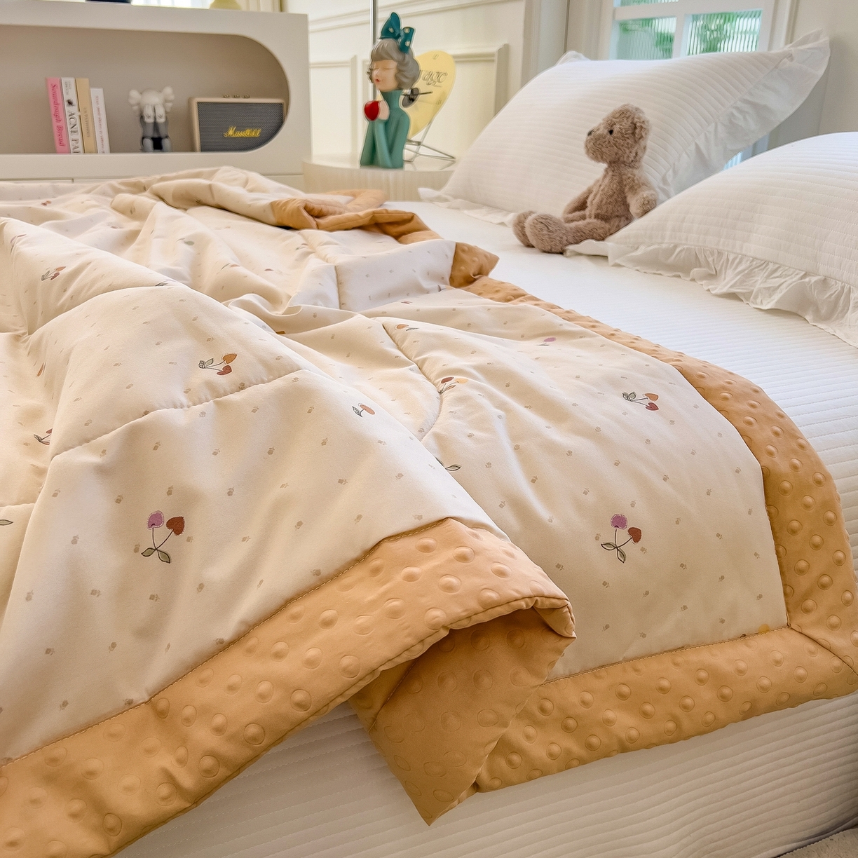 91家纺网 家纺一手货源 找家纺 斯尔顿 2026新款印花夏凉豆豆夏被手工包边被子被芯儿童 奶杏樱桃