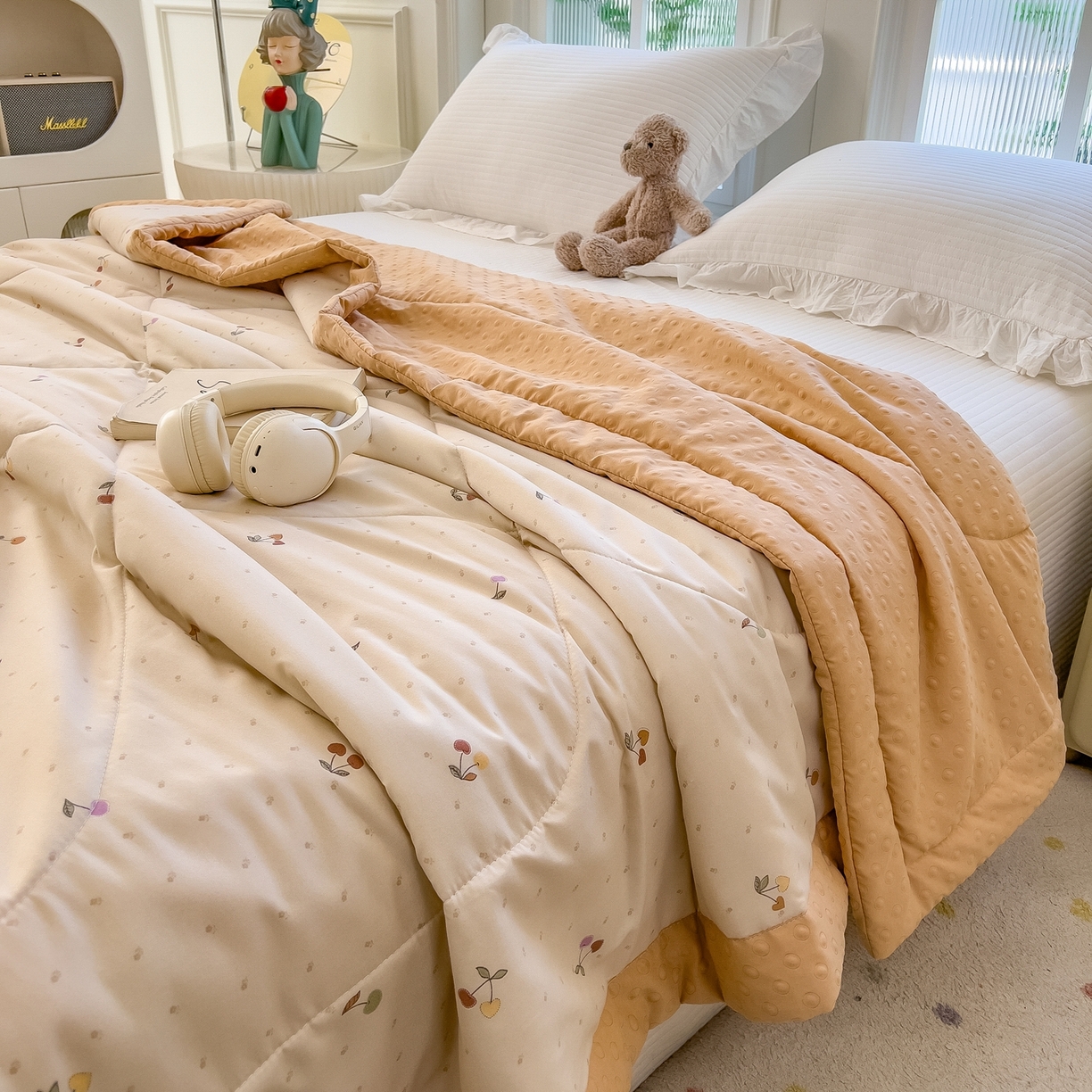 91家纺网 家纺一手货源 找家纺 斯尔顿 2026新款印花夏凉豆豆夏被手工包边被子被芯儿童 奶杏樱桃