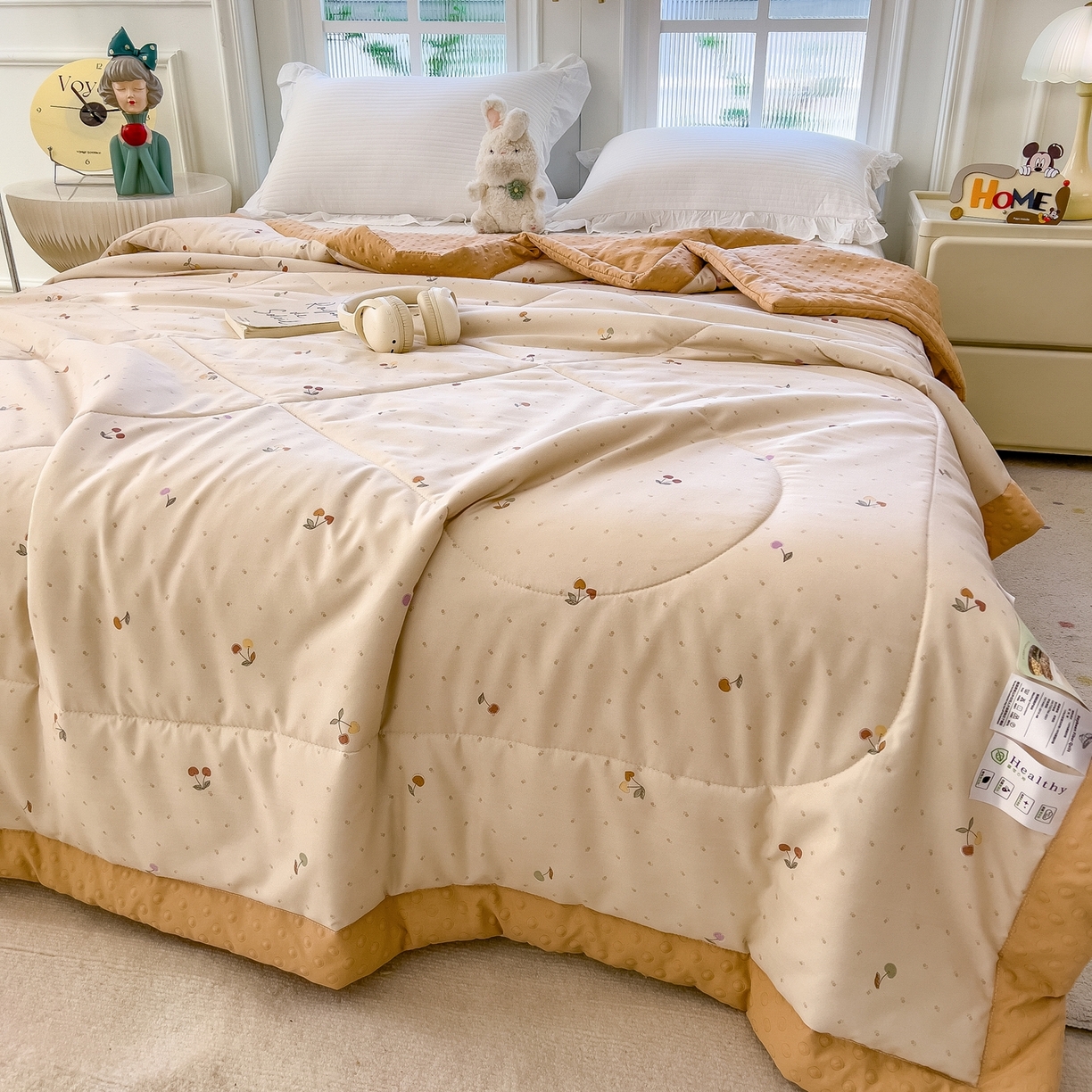 91家纺网 家纺一手货源 找家纺 斯尔顿 2026新款印花夏凉豆豆夏被手工包边被子被芯儿童 奶杏樱桃