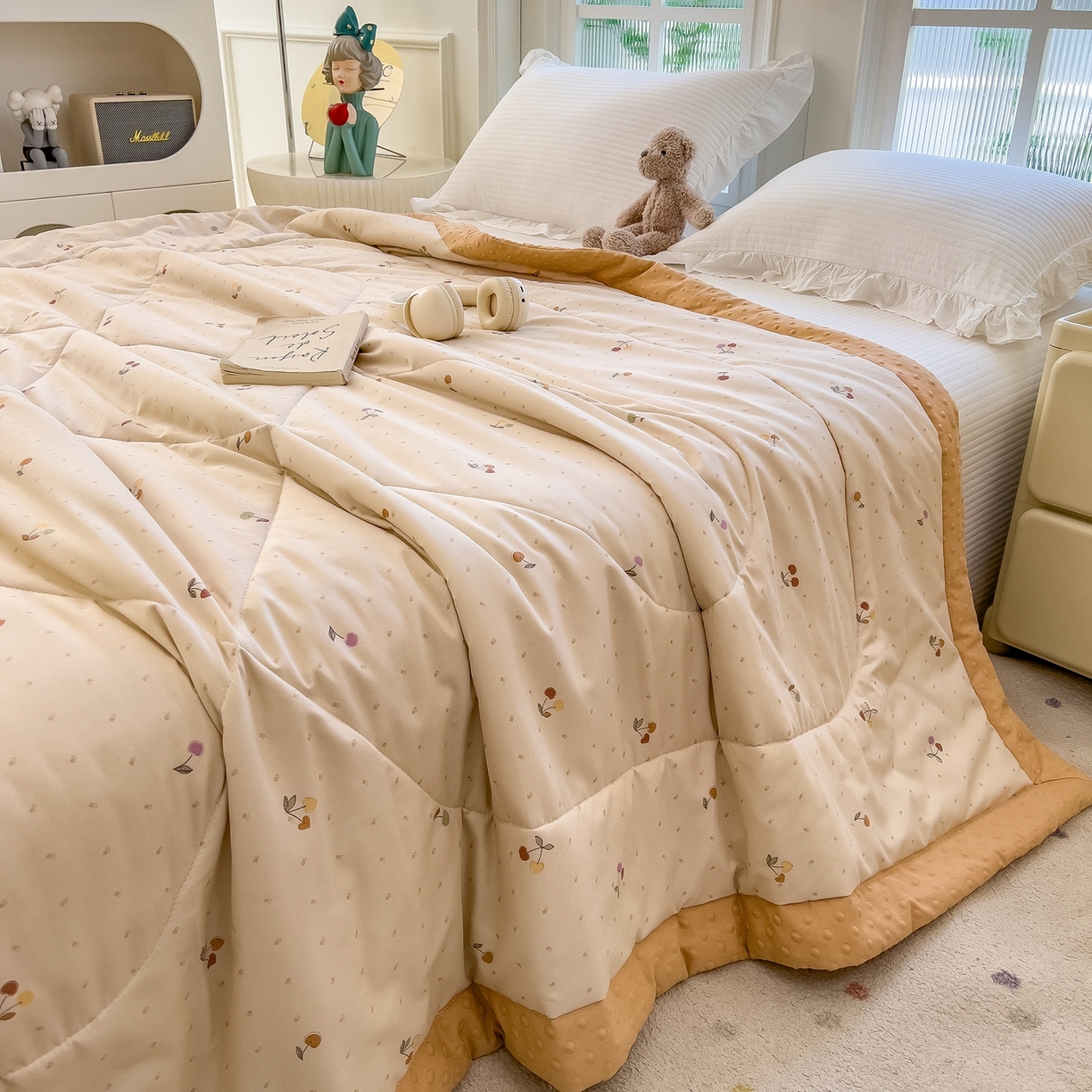 91家纺网 家纺一手货源 找家纺 斯尔顿 2026新款印花夏凉豆豆夏被手工包边被子被芯儿童 奶杏樱桃