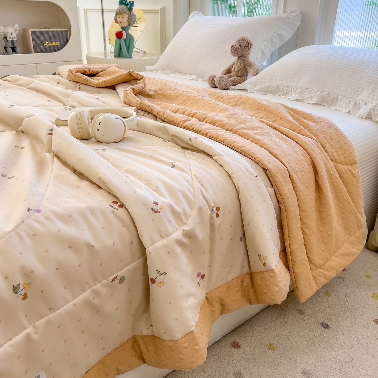 91家纺网 家纺一手货源 找家纺 斯尔顿 2026新款印花夏凉豆豆夏被手工包边被子被芯儿童 奶杏樱桃