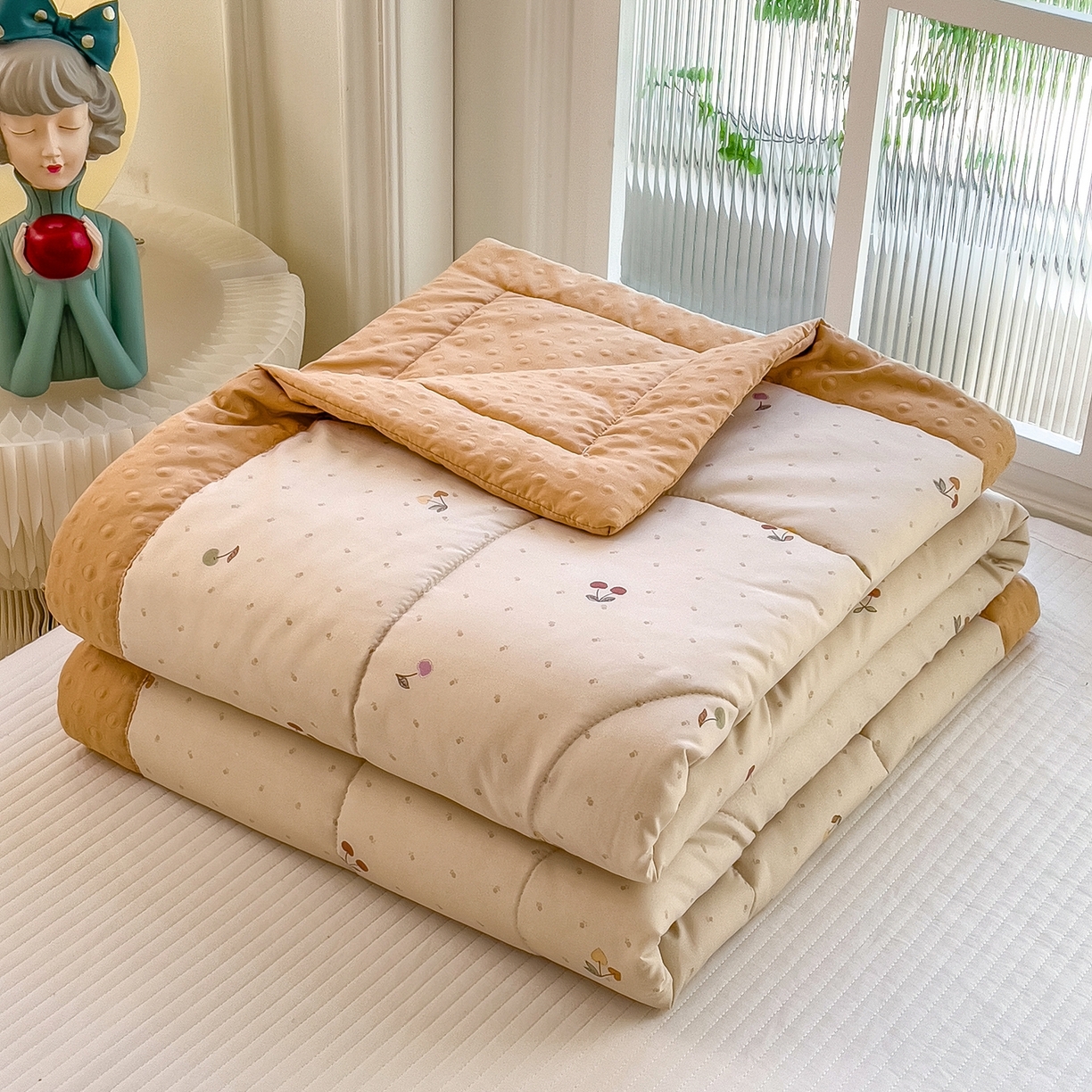 91家纺网 家纺一手货源 找家纺 斯尔顿 2026新款印花夏凉豆豆夏被手工包边被子被芯儿童 奶杏樱桃