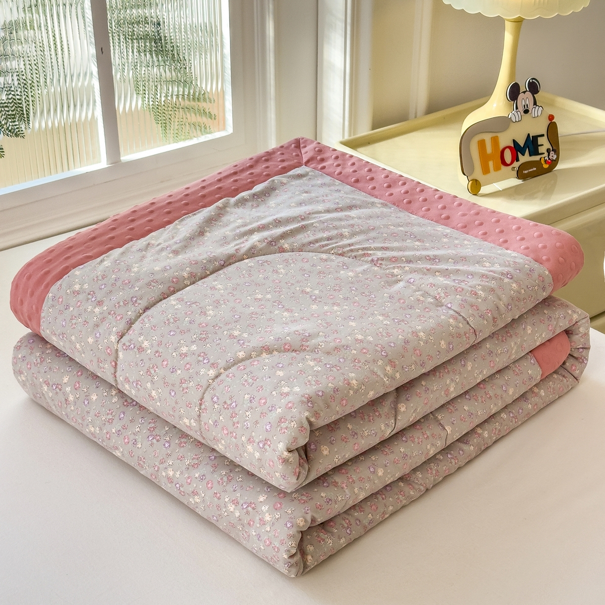 91家纺网 家纺一手货源 找家纺 斯尔顿 2026新款印花夏凉豆豆夏被手工包边被子被芯儿童 半糖主义