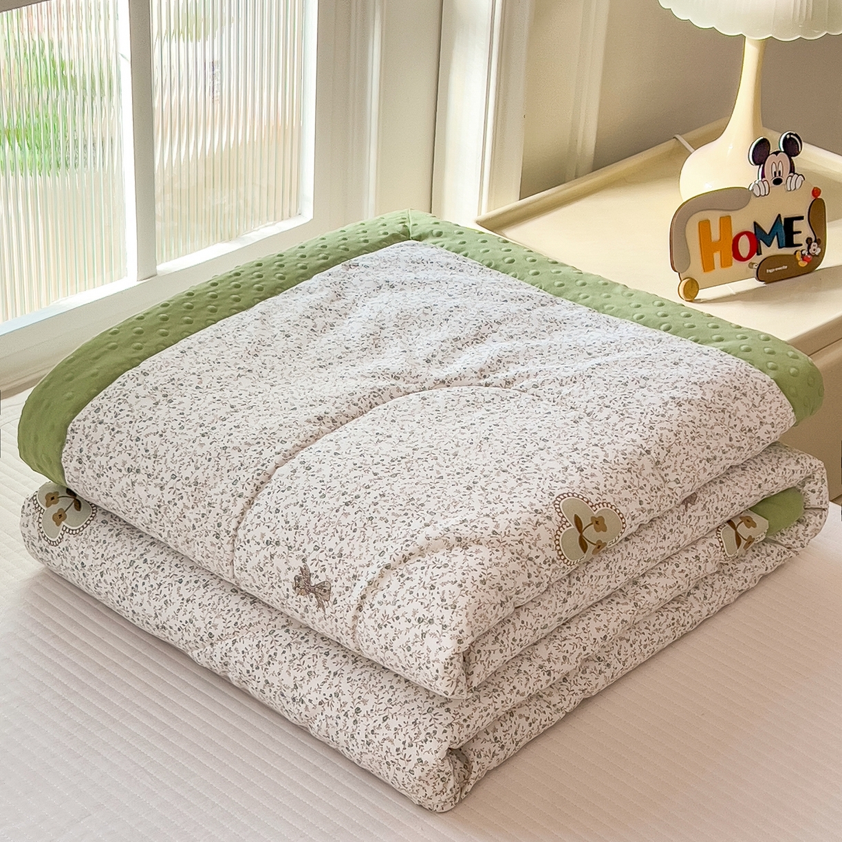 91家纺网 家纺一手货源 找家纺 斯尔顿 2026新款印花夏凉豆豆夏被手工包边被子被芯儿童 春野织梦