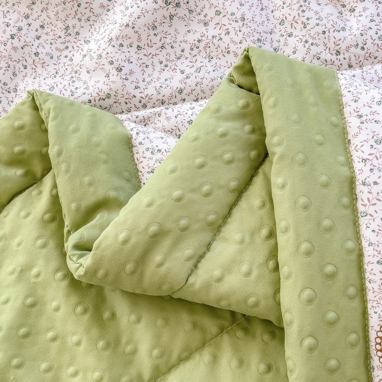 91家纺网 家纺一手货源 找家纺 斯尔顿 2026新款印花夏凉豆豆夏被手工包边被子被芯儿童 春野织梦