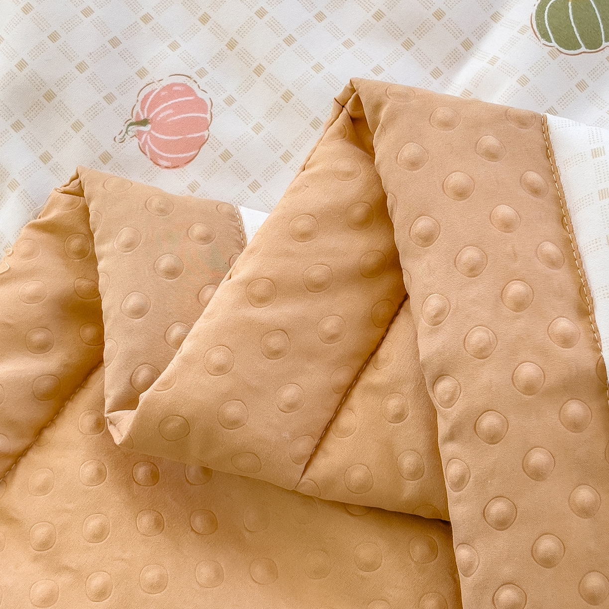 91家纺网 家纺一手货源 找家纺 斯尔顿 2026新款印花夏凉豆豆夏被手工包边被子被芯儿童 南瓜派对