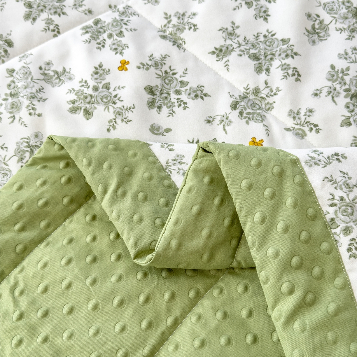 91家纺网 家纺一手货源 找家纺 斯尔顿 2026新款印花夏凉豆豆夏被手工包边被子被芯儿童 山奈