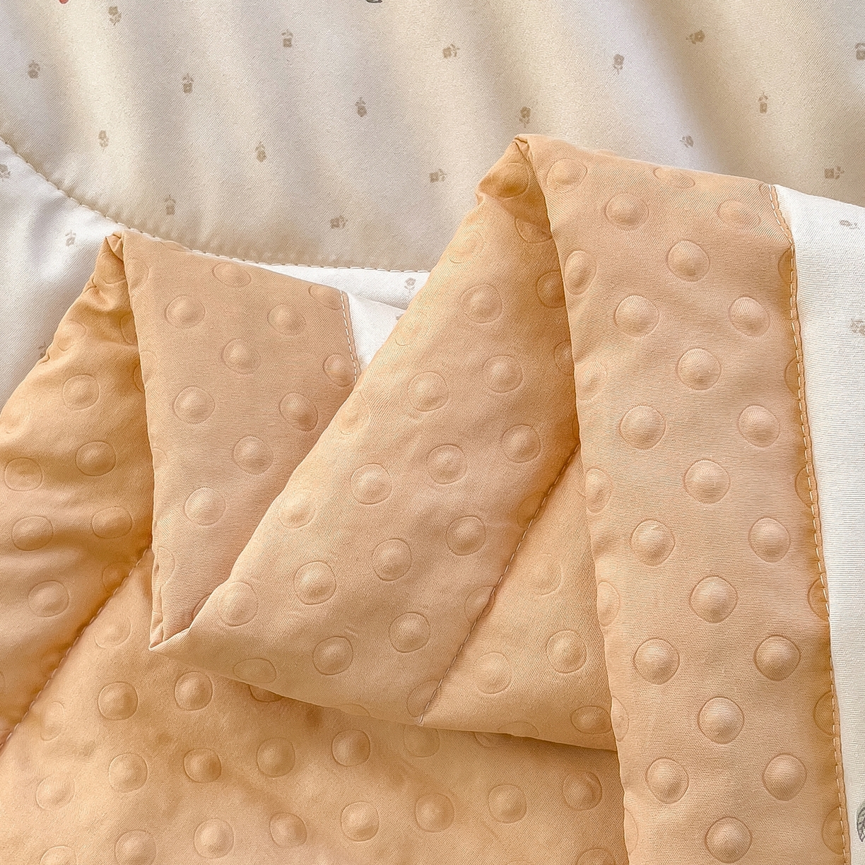 91家纺网 家纺一手货源 找家纺 斯尔顿 2026新款印花夏凉豆豆夏被手工包边被子被芯儿童 奶杏樱桃