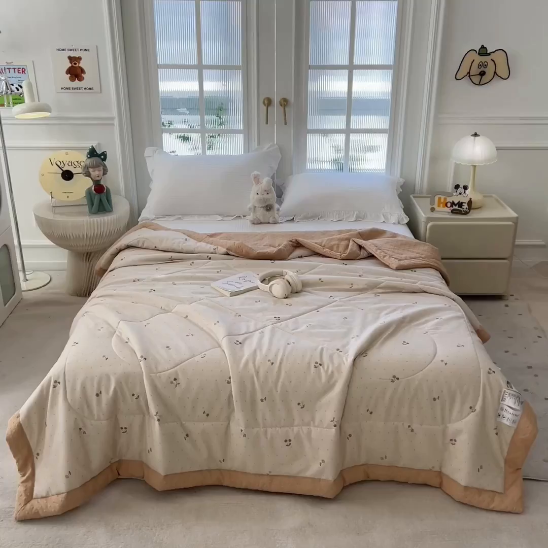 91家纺网 家纺一手货源 找家纺 斯尔顿 2026新款印花夏凉豆豆夏被手工包边被子被芯儿童 奶杏樱桃