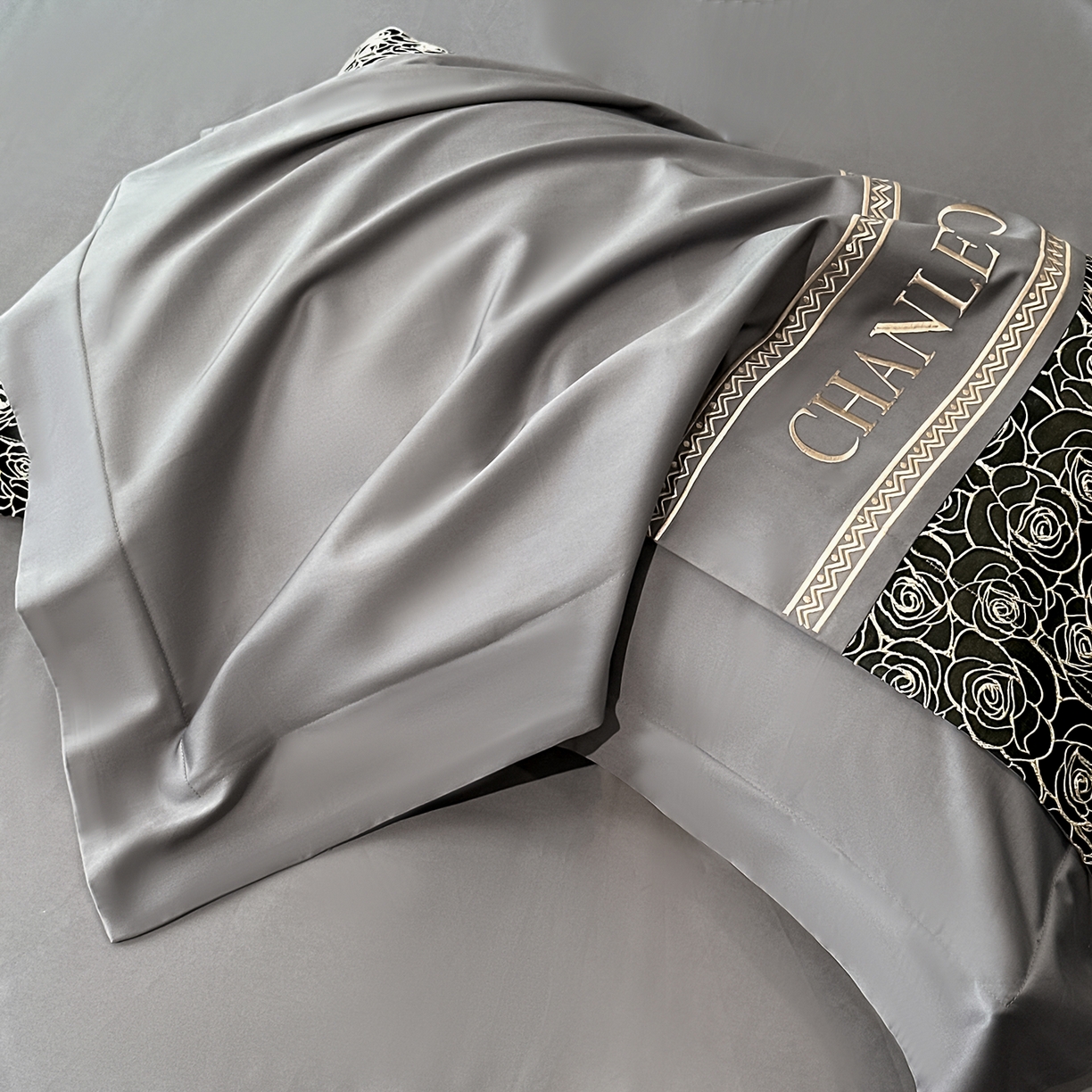 91家纺网 家纺一手货源 找家纺 置顶家纺 2026新款香芙亲肤提花刺绣四件套 香芙-高级灰