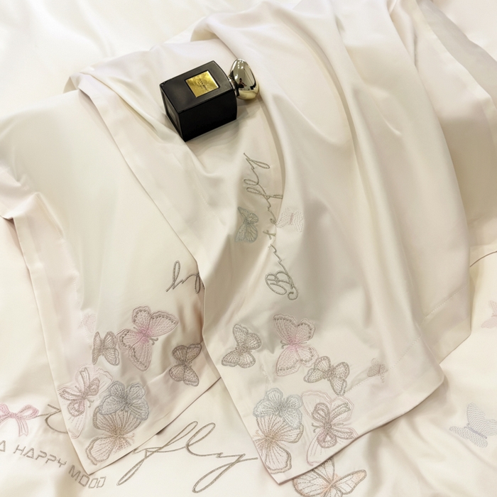 91家纺网 家纺一手货源 找家纺 女子家纺 2026新款刺绣亲肤棉轻奢四件套 花蝶 白+粉