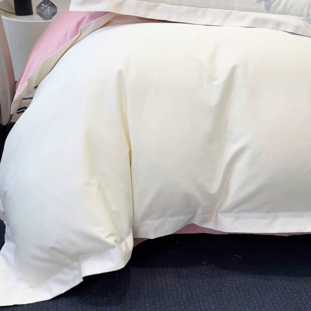 91家纺网 家纺一手货源 找家纺 女子家纺 2026新款刺绣亲肤棉轻奢四件套 花蝶 白+粉