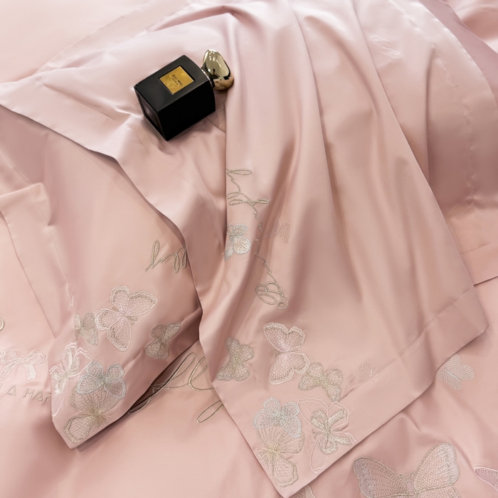 91家纺网 家纺一手货源 找家纺 女子家纺 2026新款刺绣亲肤棉轻奢四件套 花蝶 少女粉