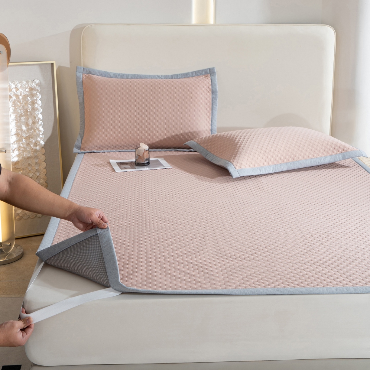 91家纺网 家纺一手货源 找家纺 凌云家纺 2026新款宽边锦纶凉感冰丝席三件套冰格空气席单凉席 冰格空气席-裸粉