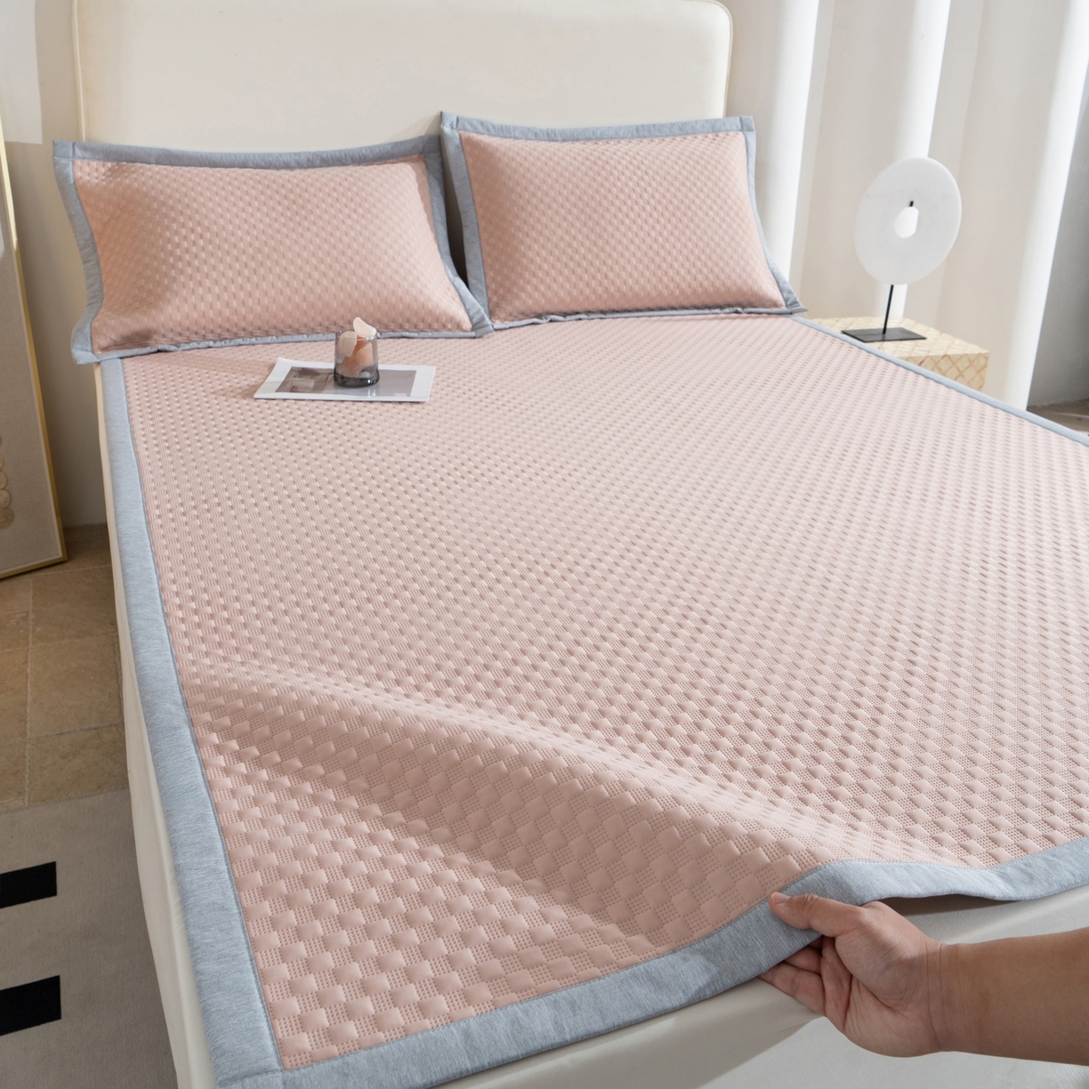 91家纺网 家纺一手货源 找家纺 凌云家纺 2026新款宽边锦纶凉感冰丝席三件套冰格空气席单凉席 冰格空气席-裸粉