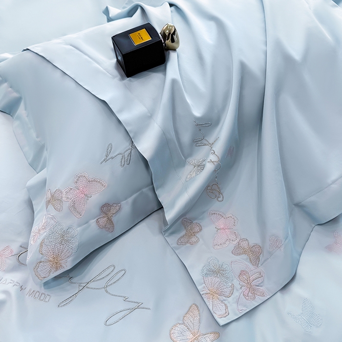 91家纺网 家纺一手货源 找家纺 女子家纺 2026新款刺绣亲肤棉轻奢四件套 花蝶 星辰蓝