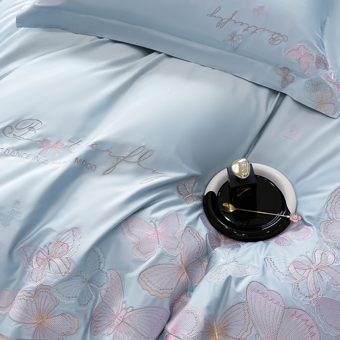 91家纺网 家纺一手货源 找家纺 女子家纺 2026新款刺绣亲肤棉轻奢四件套 花蝶 星辰蓝